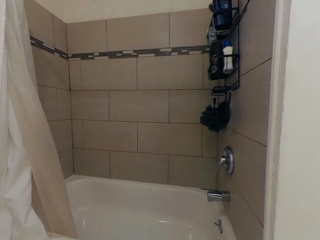 Building Photo - 5 bed 3 bath w/ POOL and Large rooms