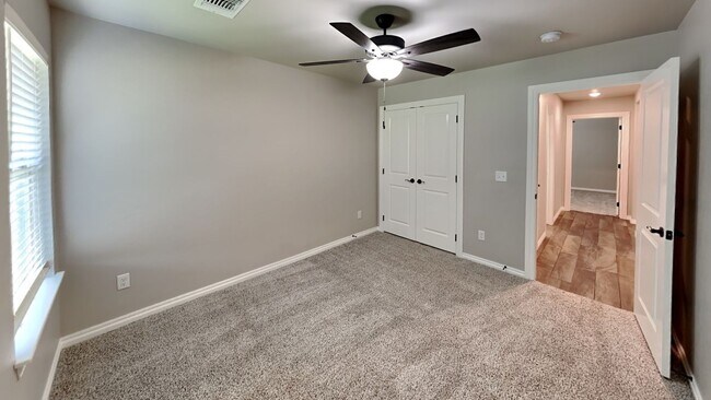 Building Photo - Luxury 4 Bedroom 3 Bathroom Home in Lone O...