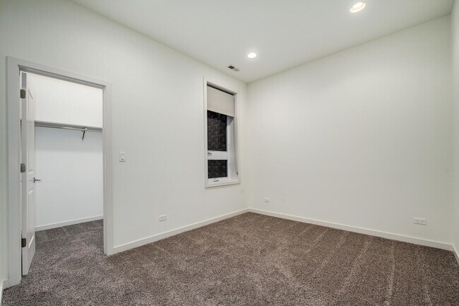 Building Photo - 4119 N Narragansett Ave