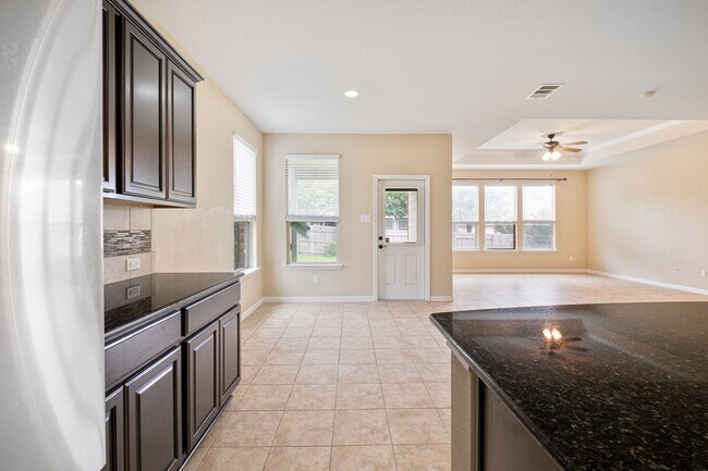 Building Photo - Peaceful 3 Bedroom, 2 Bath Home in Fantastic Paloma Lake Community!