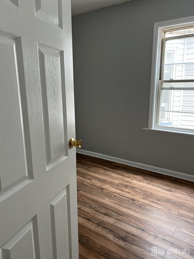 Building Photo - 498 Norwood St