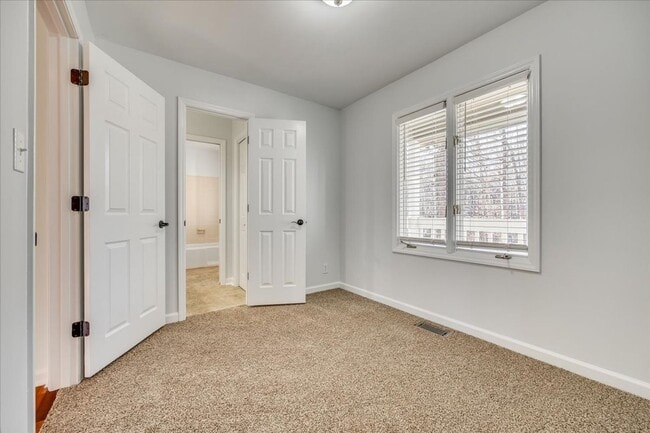 Building Photo - River Hills: 3 BR with 2 Full & 2 Half Baths
