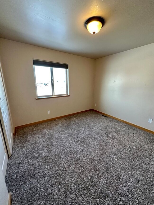Building Photo - Opportunity in Broadwater Court Community