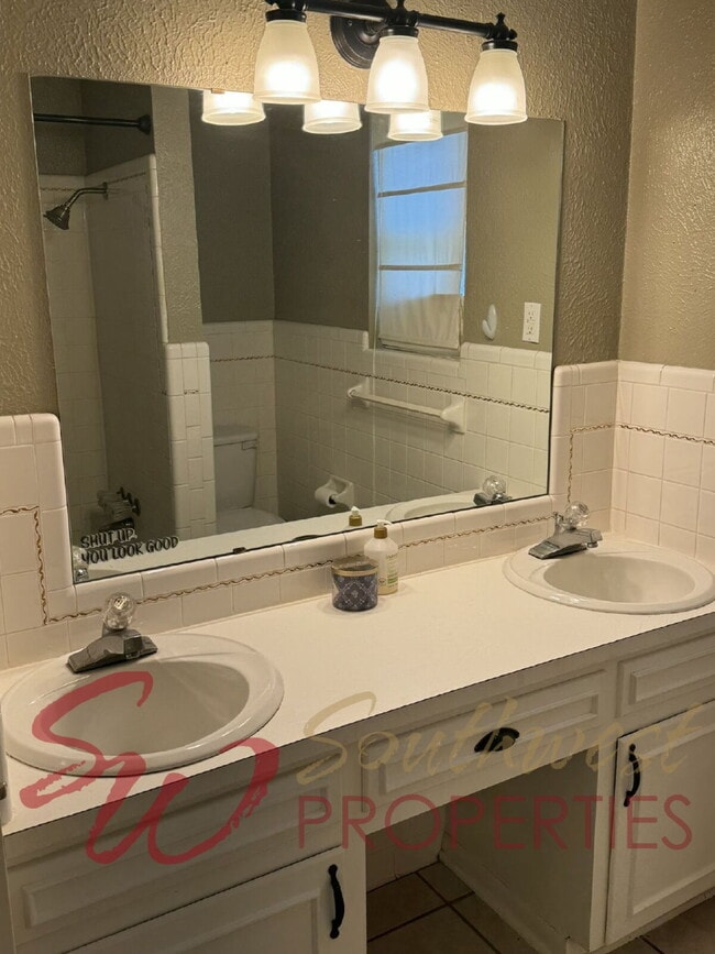 Building Photo - Lovely, spacious home that welcomes you in!