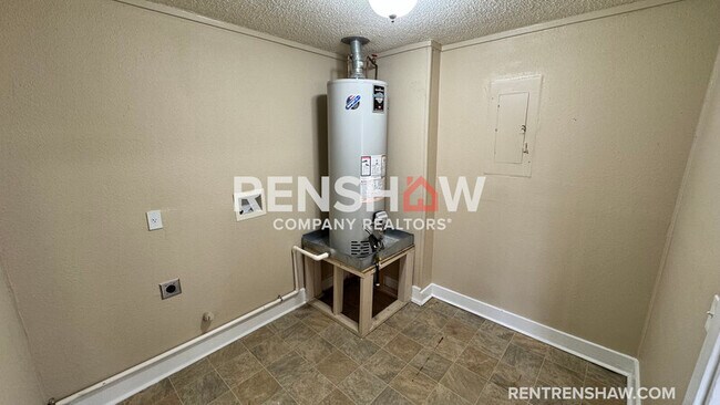 Building Photo - 822 Eyers Rd