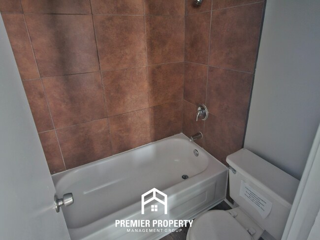 Building Photo - Spacious 3BR Memphis Home with Vaulted Ceilings, Fireplace & Fenced Backyard