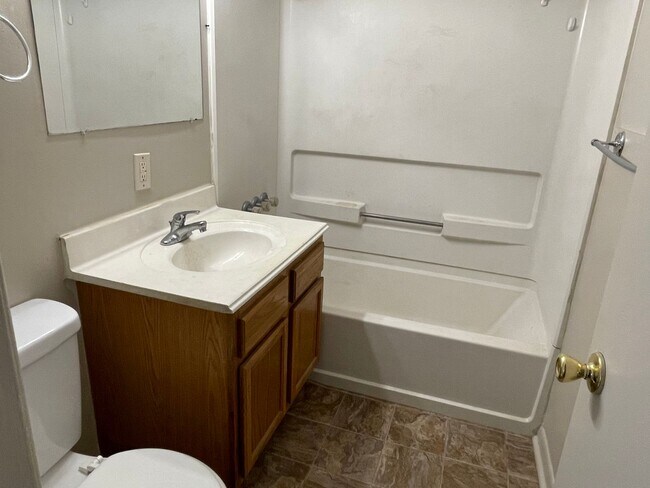 Building Photo - Adorable 3 bedroom 1 bathroom