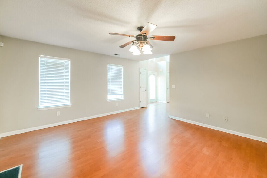 Building Photo - 5442 Beaver Lake Dr SW