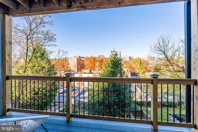 Building Photo - 4017 Davis Pl NW