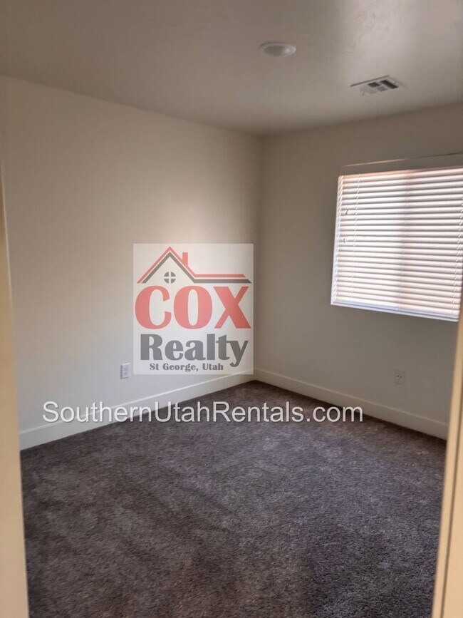 Building Photo - Beautiful Desert Canyon 4 Bedroom / 2.5 Ba...