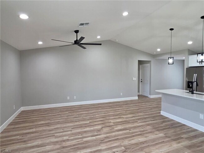 Building Photo - 118 NW 1st Pl