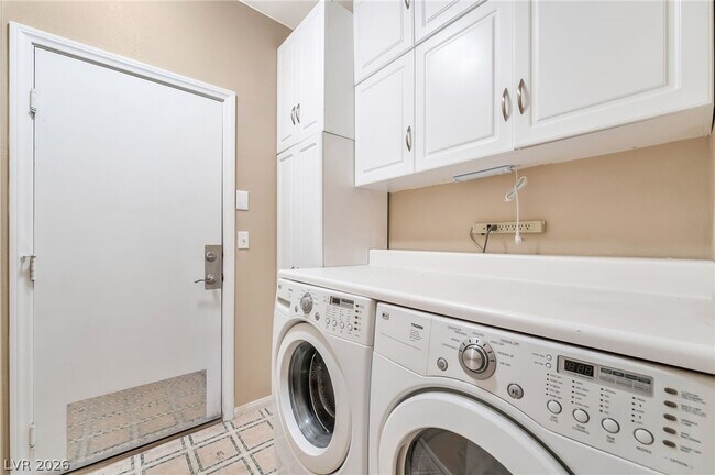 Building Photo - 9324 Heatwave St