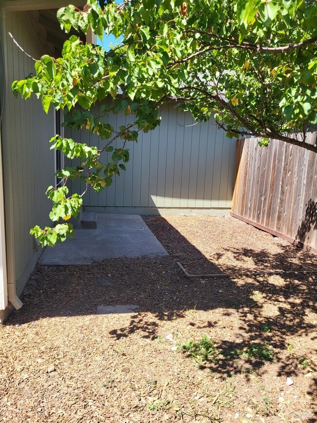 Building Photo - 2366 Pinercrest Dr