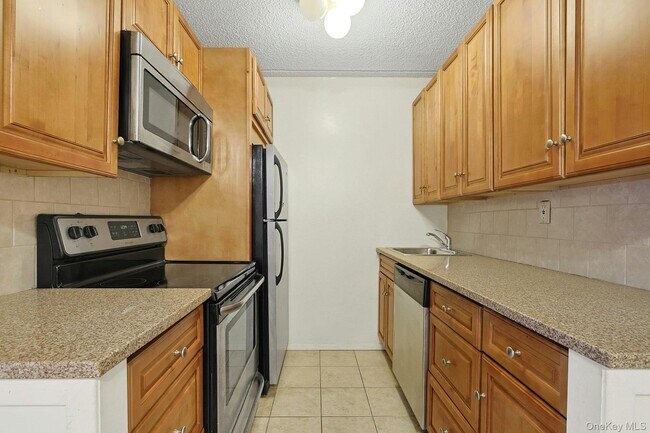 Building Photo - 560 Halstead Ave