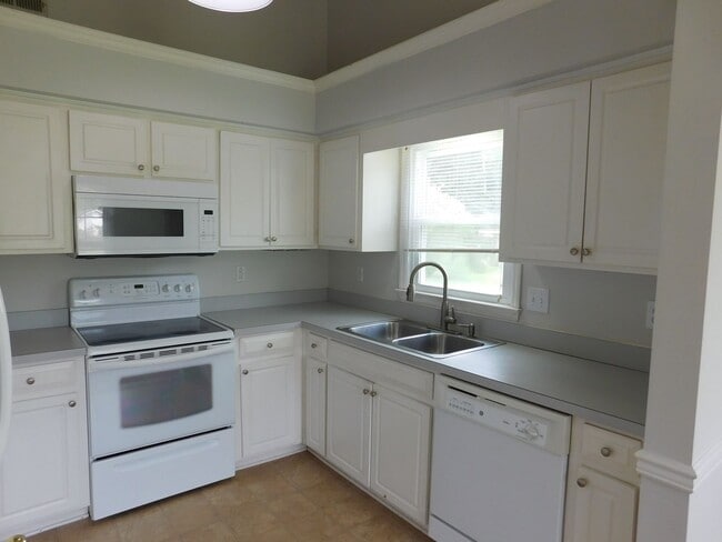 Building Photo - 210 Rivershore Dr