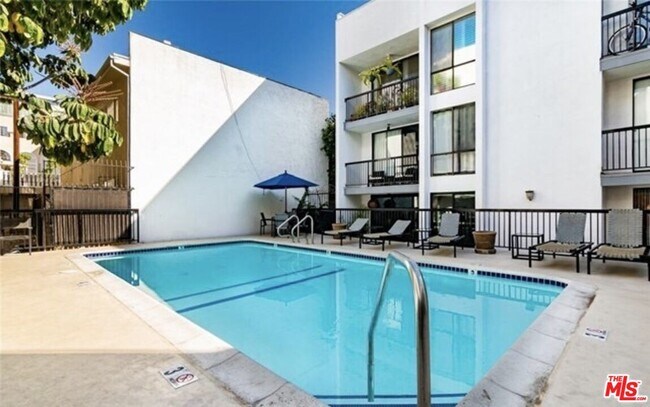 Building Photo - 906 N Doheny Dr