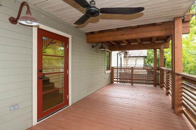 Building Photo - 610 W Live Oak St