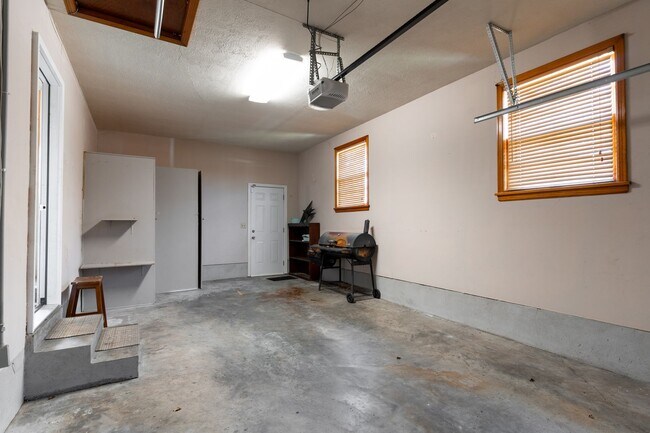 Building Photo - Welcome to this charming 3-bedroom, 2 full...