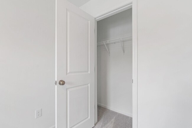 Building Photo - Spacious End-Unit 3-Bedroom Townhome in Pr...