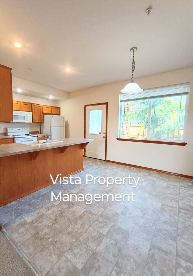 Building Photo - 2 Bedroom 2.5 bath BIG Townhouse with garage - minutes from JBLM East Gate