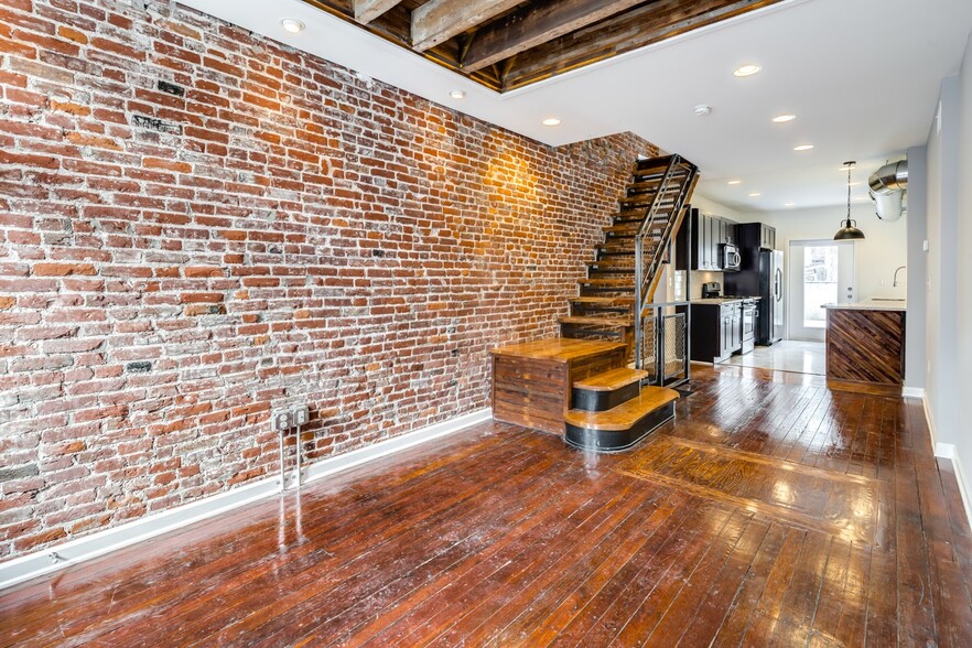 Building Photo - 2049 E Arizona St