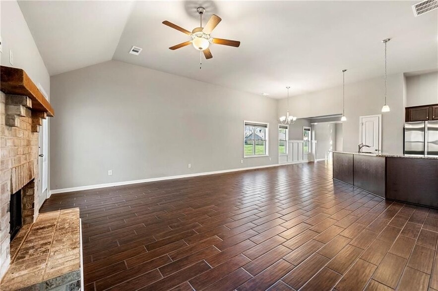 Building Photo - 540 Brookside Ln