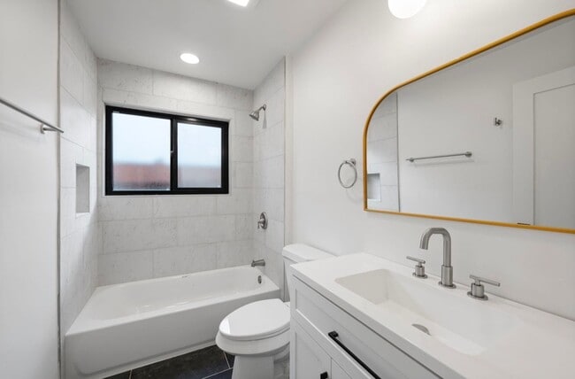 Building Photo - 3 Bed 2 Bath Townhouse For Rent in Pacific...