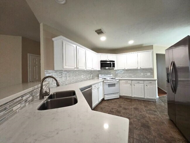 Building Photo - 19631 Amistad Dr