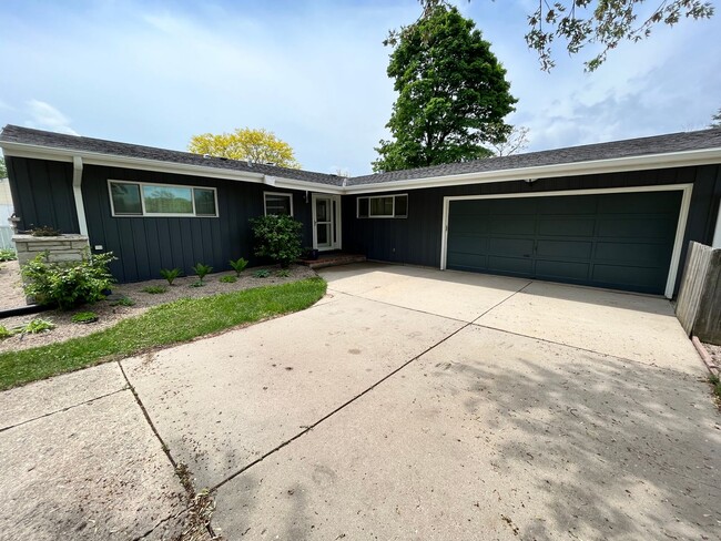 Building Photo - Spacious & Secluded 2BR/2BA Wauwatosa Sing...