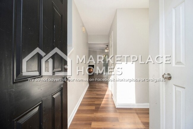 Building Photo - 2033 Charter Ln