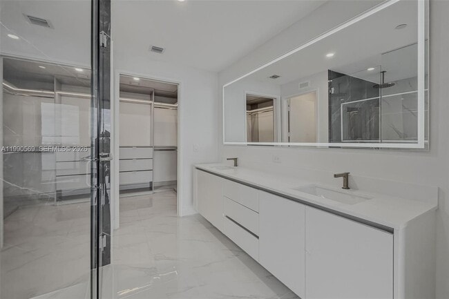 Building Photo - 711 NE 23rd Terrace