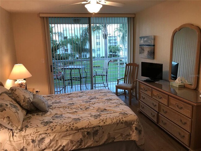 Building Photo - 6061 Bahia Del Mar Cir N