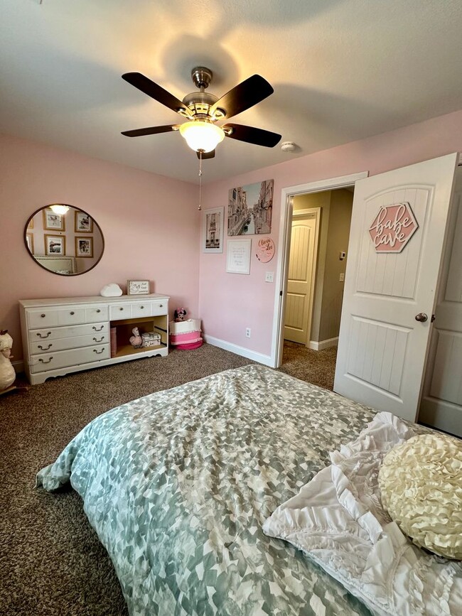 Building Photo - Pet Friendly Three Bedroom with Bonus!