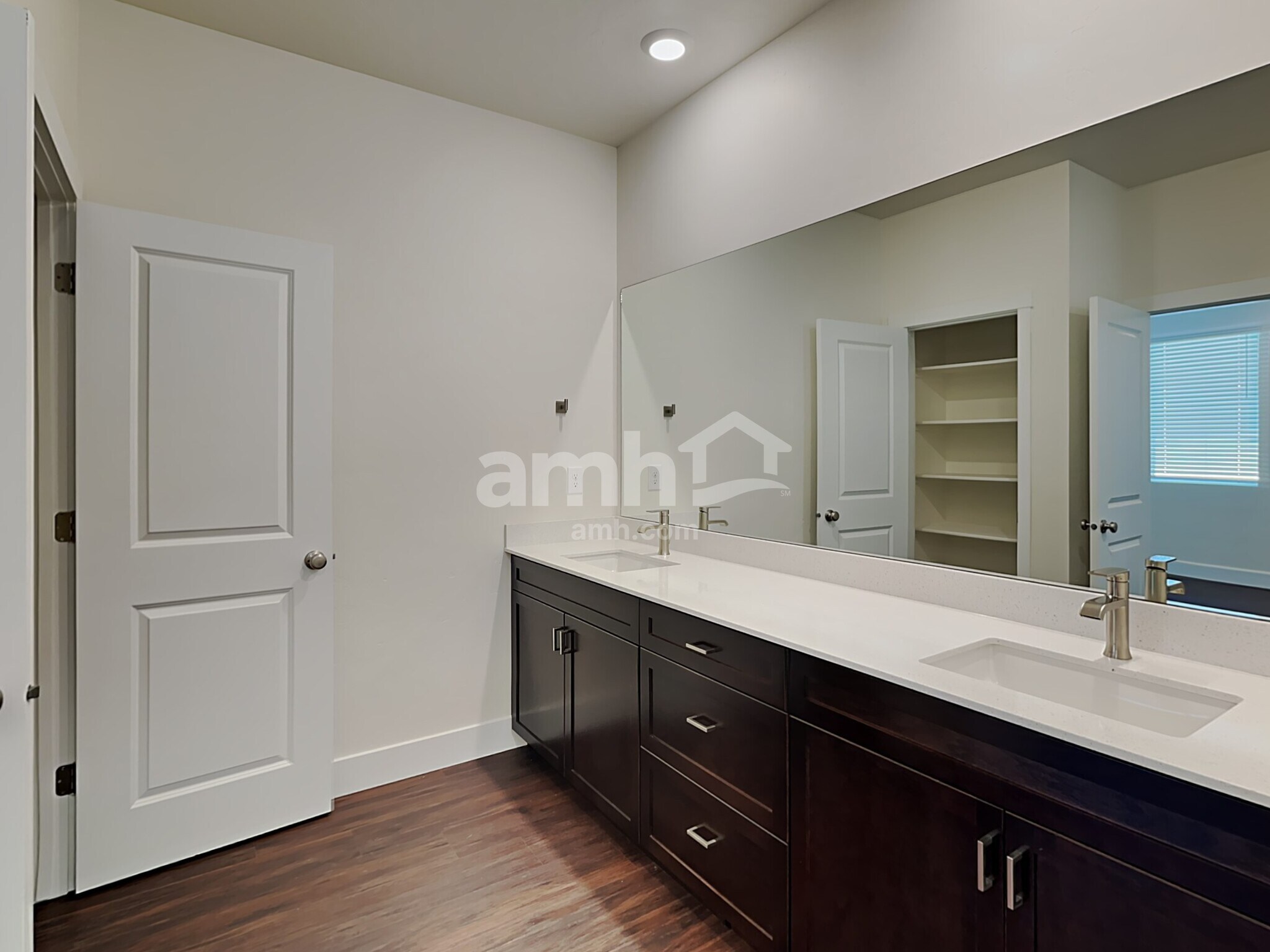 Building Photo - 1334 N Barkvine Ave