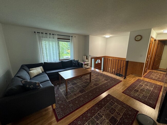 Building Photo - Gorgeous SFH with SS appliances, fenced ba...