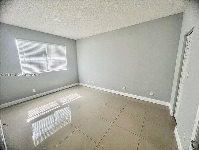 Building Photo - 660 Cypress Club Way