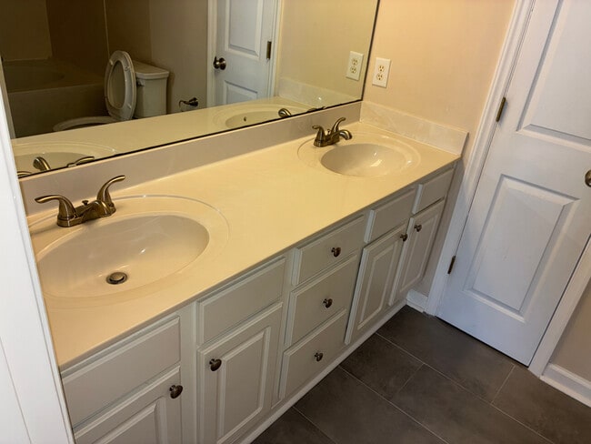 Building Photo - Room in Condo on Claret Ln