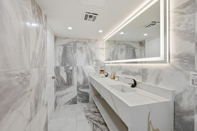 Building Photo - 2101 S Ocean Dr