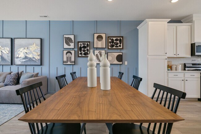 Building Photo - Newer 4 bed Townhome at The Commons at Vic...