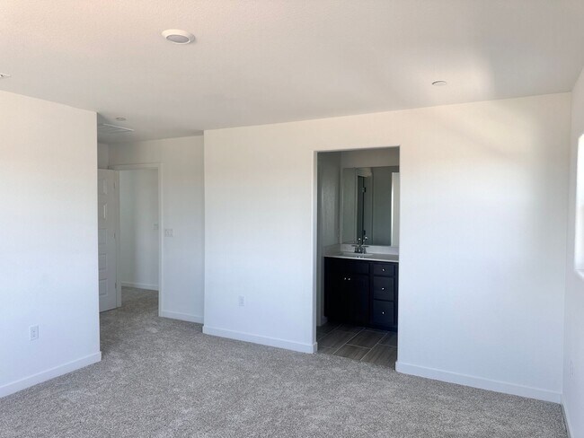 Building Photo - 1/2 off first full months rent with possession by 4/17/2026