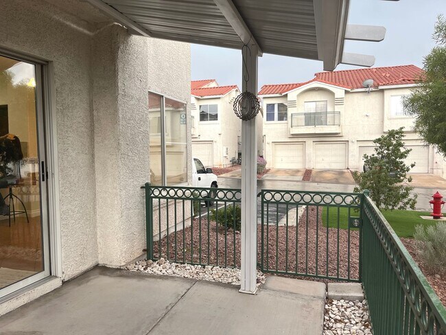 Building Photo - Remodeled, first floor 1428 sq ft, 2 bed+ ...