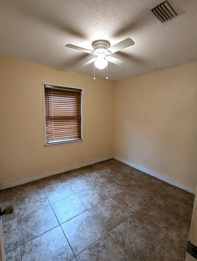 Building Photo - 1010 Pinetree Rd