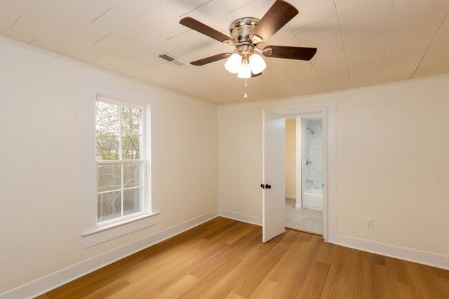 Building Photo - 2 Bedroom Charmer in heart of Columbiana