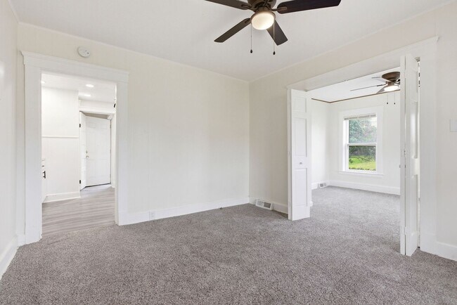Building Photo - 689 Midland Ave