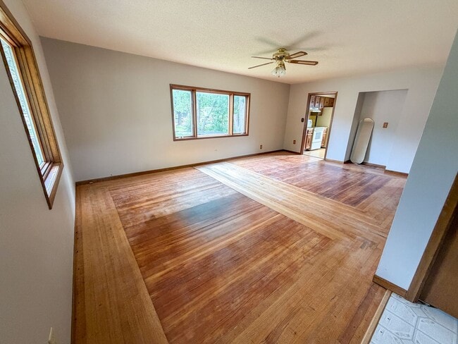 Building Photo - 609 N Edmunds- 3 bedroom, 1.5 bathroom house with a large garage, off street parking and central AC.