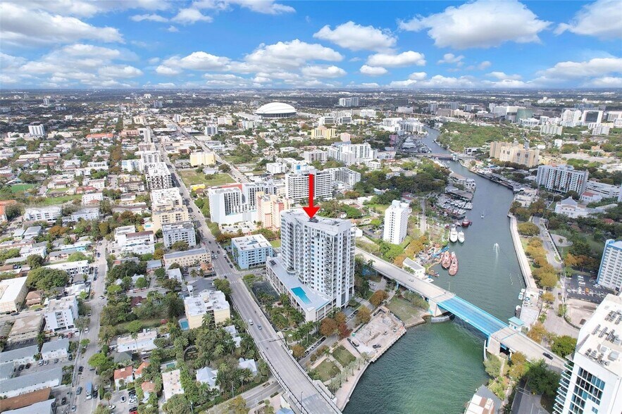 Building Photo - 10 SW South River Dr