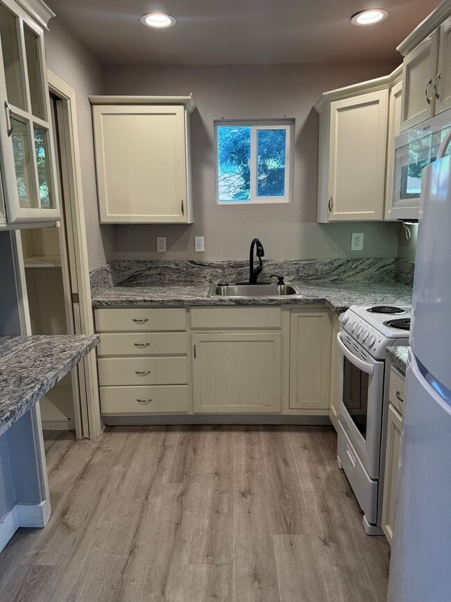 Building Photo - Beautiful single family home in peaceful Granite Bay, huge yard and upgrades!!