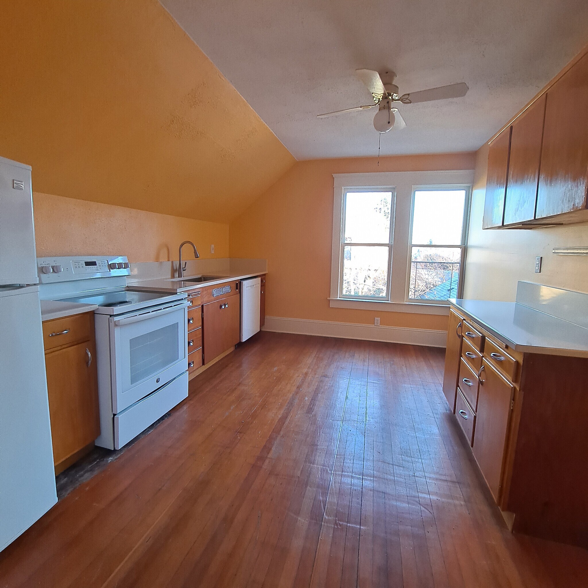 Kitchen - 555 N Simpson St