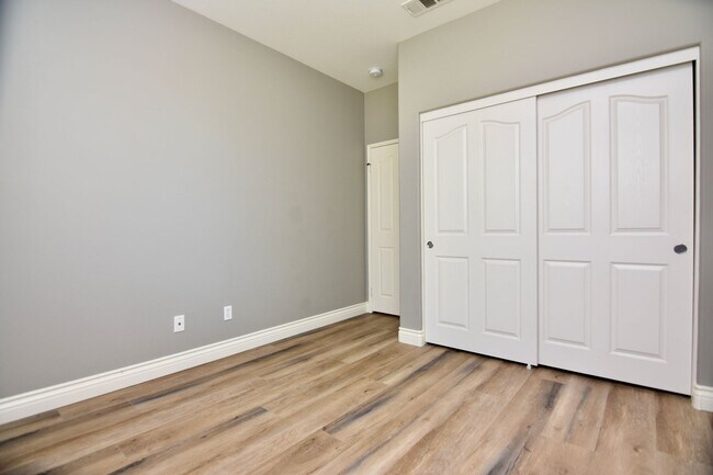 Building Photo - AVAILABLE NOW: 4 Bd/3Ba in Great Oak Schoo...