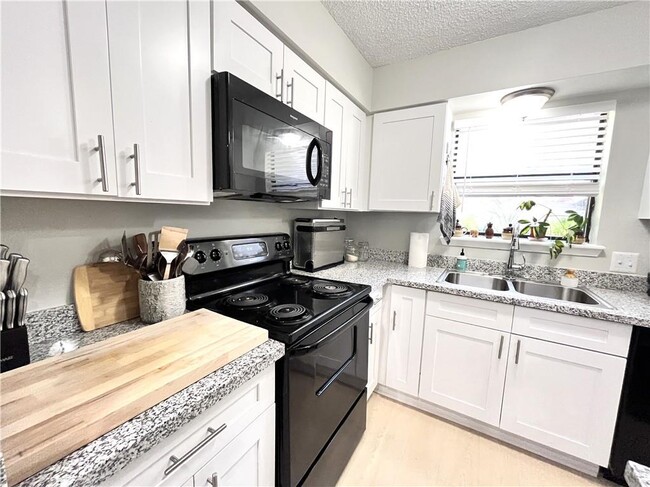 Building Photo - 1373 E Sequoyah Ct